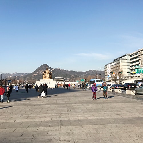 Bức tượng vua Sejong ở quảng trường Gwanghwamun – vị vua thứ tư và là vị vua vĩ đại nhất dưới thời Joseon, người đã sáng tạo ra Hangul (bảng chữ cái Hàn Quốc) được sử dụng phổ biến ngày nay