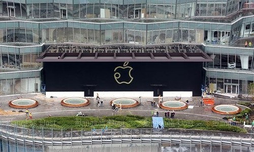 Một điểm khá thú vị là logo Apple tại Apple Store này đã được “sửa đổi” một chút lấy cảm hứng từ chữ “อ” trong bảng chữ cái tiếng Thái Lan.
