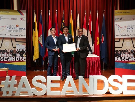Ông S. Iswaran, Bộ trưởng Bộ thông tin và truyền thông Singapore trao giải 3 cho hai sinh viên Mai Thanh Tùng và Nguyễn Văn Thuận