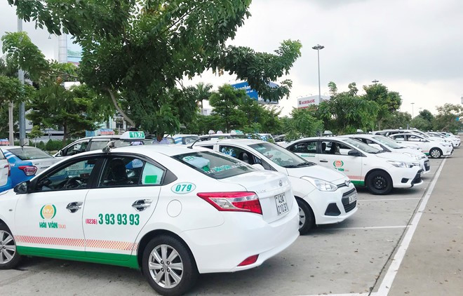 Nhiều xe taxi tại sân bay QT Đà Nẵng không chịu đón khách.