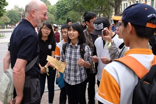 Các bạn trẻ Việt Nam thực hành nói tiếng Anh với người nước ngoài