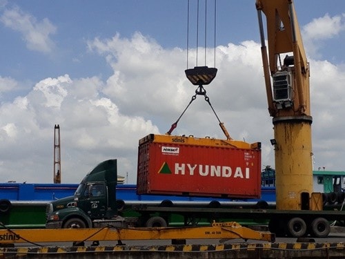 Hàng được đóng trong container và bốc lên tàu tại cảng Đồng Nai để xuất khẩu