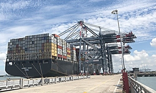 Tàu cập cảng quốc tế Cái Mép (TX.Phú Mỹ) để làm hàng