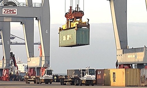 Do thiếu cảng cạn nên cụm cảng Cái Mép - Thị Vải khó “hút” hàng - Trong ảnh: Bốc xếp hàng xuất nhập khẩu tại cảng quốc tế Cái Mép (TX.Phú Mỹ)