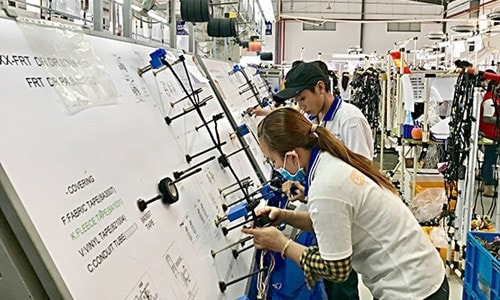 Do hệ thống cảng cạn tại cụm cảng Cái Mép - Thị Vải chưa đáp ứng được nhu cầu nên hiện nay, Công ty Dongjin Global (KCN Đất Đỏ 1, huyện Đất Đỏ) vẫn phải đưa hàng lên cảng Cát Lái (TP.Hồ Chí Minh) để xuất hàng - Trong ảnh: Sản xuất dây cáp điện tại Công ty Dongjin Global