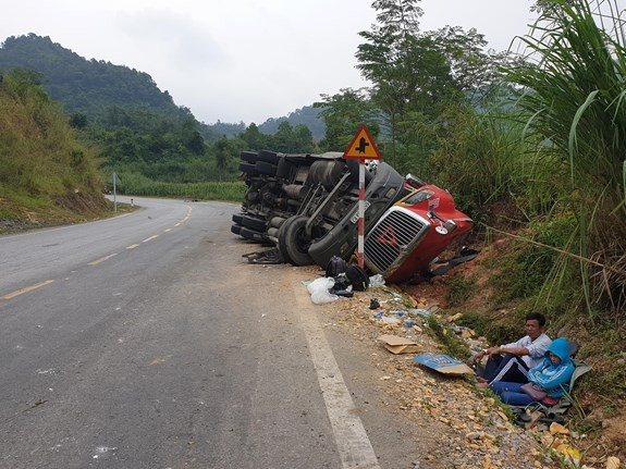 Do đường quanh co, hiểm trở nên Quốc lộ 4A nối hai tỉnh Cao Bằng và Lạng Sơn thường xảy ra tai nạn giao thông