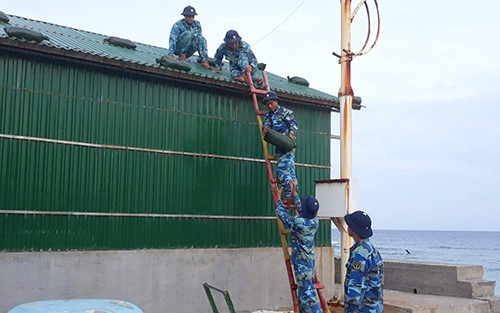 Các chiến sĩ Hải quân chằng chống nhà cửa trên đảo Song Tử Tây