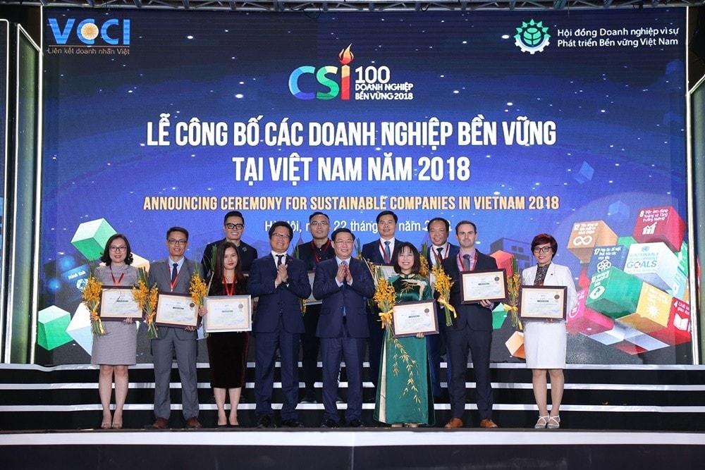 Phó Thủ tướng Chính phủ Vương Đình Huệ vinh danh các doanh nghiệp lĩnh vực thương mại - dịch vụ lọt Top 10 doanh nghiệp bền vững trong 3 năm liên tiếp