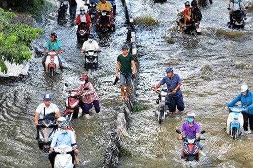 Mưa lớn kèm triều cường sẽ khiến hàng chục tuyến đường tại TP HCM ngập nặng. Ảnh: Hữu Khoa.