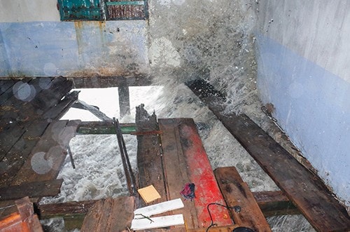 Sóng đánh vào nhà dân ở Cần Giờ. Ảnh: Thành Nguyễn