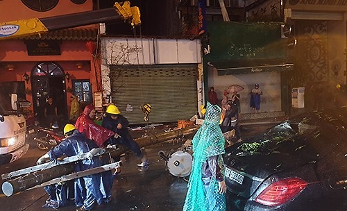 Cột điện đổ đè ôtô Mercedes. Ảnh: Phạm Duy