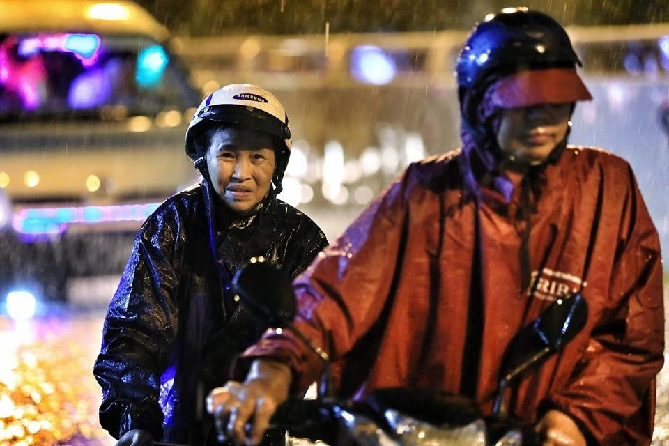 Bà Hoàng Thị Khuyến cho biết phải cùng con đẩy bộ xe chết máy nhiều km trên đường ngập. 