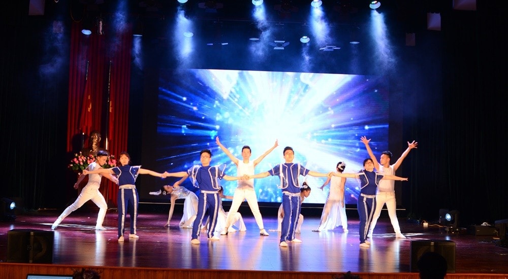 Đội Immortal đầu tư những bộ trang phục độc đáo cùng với sự trợ giúp của các bạn mình đã cống hiến cho khán giả một màn múa rất hấp dẫn