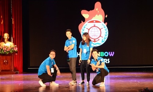 Đội The Rainbow Warriors với sự kết hợp giữa “Táo quân” và một bài rap do đội thi tự sáng tác