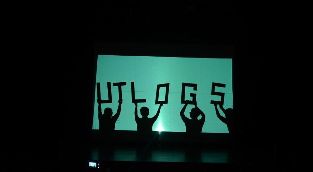 Một trong những tiết mục “công phu” nhất, chắc chắn là L.O.G.S với màn múa chiếu bóng và tiết mục vè làm không khí trở nên rất sôi động