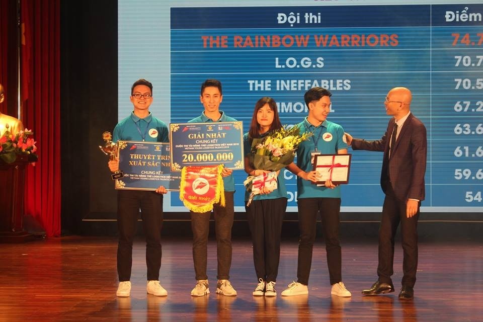 Ông Trần Thanh Hải - Phó Cục trưởng Cục Xuất nhập khẩu (Bộ Công Thương), Trưởng Ban Tổ chức trao giải nhất cho đội The Rainbow Warriors đến từ trường Đại học Hàng hải Việt Nam