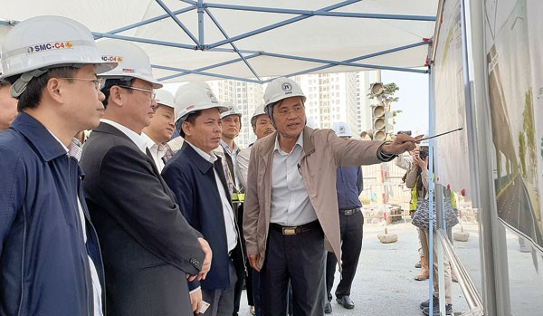 Bộ trưởng Nguyễn Văn Thể kiểm tra dự án cầu cạn Mai Dịch - Nam Thăng Long
