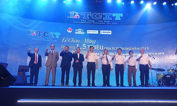 Lãnh đạo Cảng TCIT cùng khách mời chúc mừng sự kiện TEU thứ 1.5 triệu thông qua Cảng