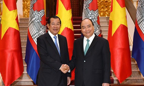 Thủ tướng Nguyễn Xuân Phúc đón Thủ tướng Campuchia Samdech Techo Hun Sen sáng 7/12