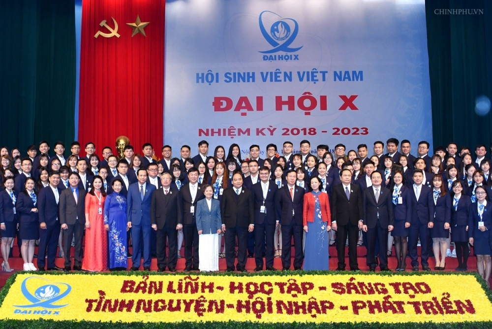 Thủ tướng Nguyễn Xuân Phúc và các đồng chí lãnh đạo Đảng, Nhà nước, MTTQVN chụp ảnh lưu niệm với các đại biểu dự đại hội