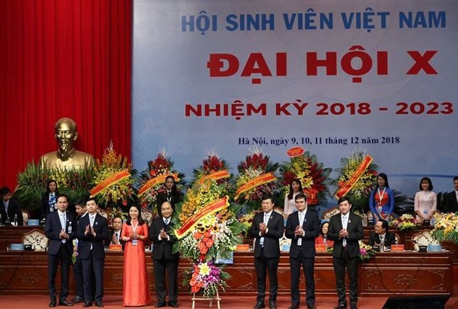 Thủ tướng Nguyễn Xuân Phúc tặng hoa chúc mừng Đại hội