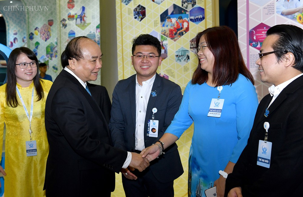 Thủ tướng Nguyễn Xuân Phúc trao đổi với các đại biểu sinh viên Việt Nam tại nước ngoài