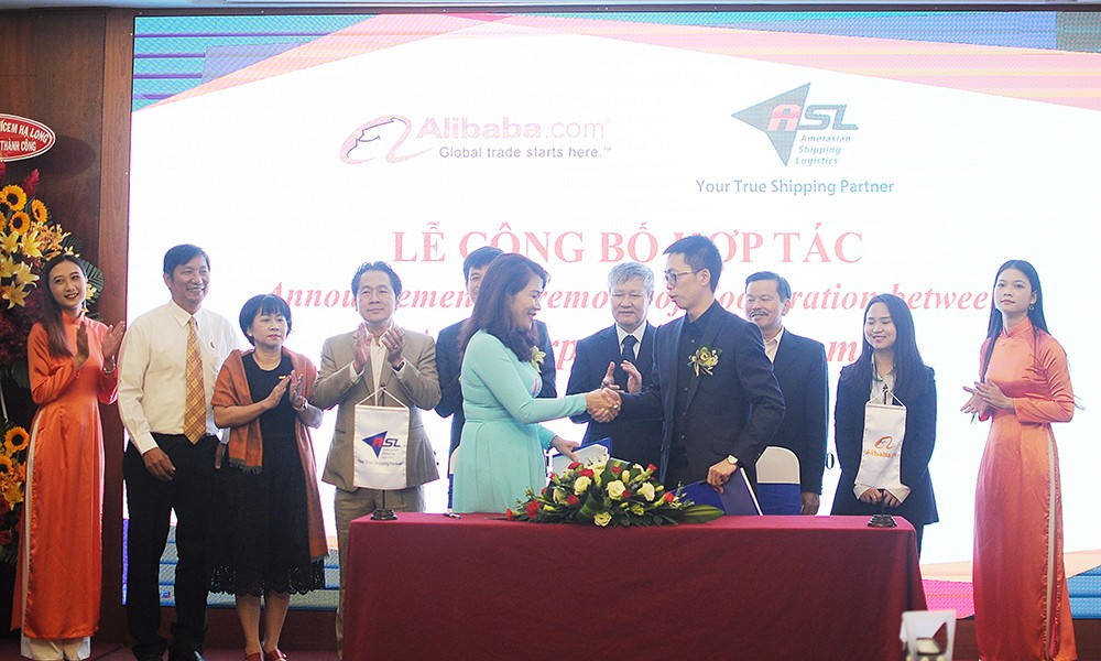 Bà Võ Thị Phương Lan, Chủ tịch HĐQT - Tổng Giám đốc ASL Corp ký kết hợp tác cùng Ông Joey Zhu Giám đốc quốc gia Việt Nam của Alibaba.com