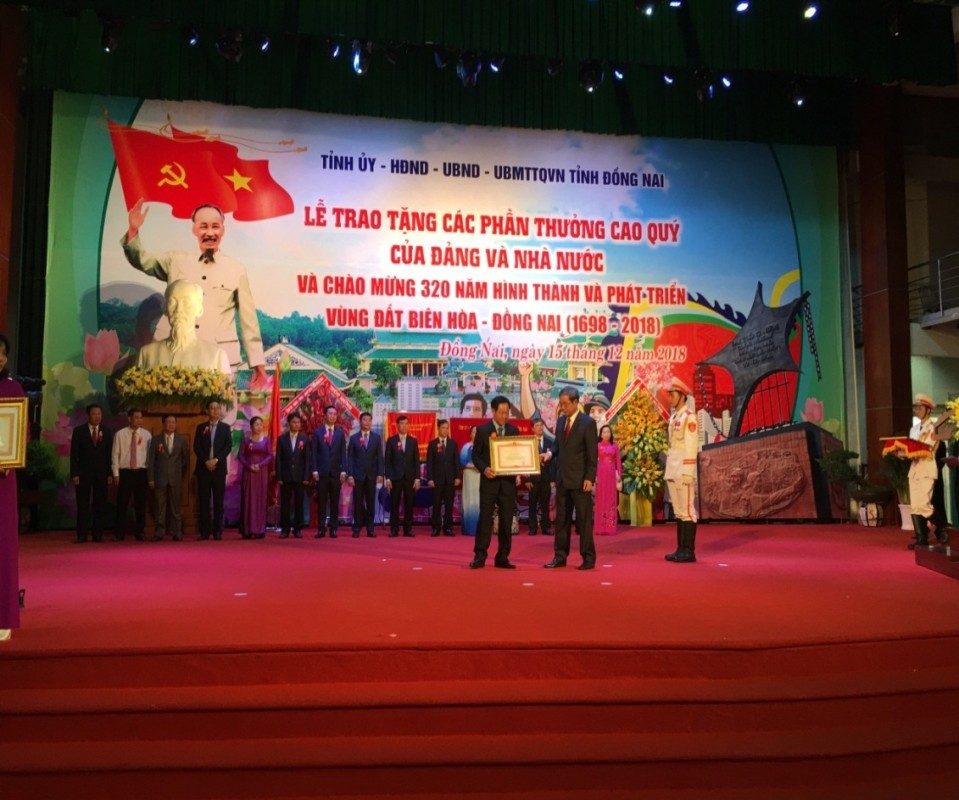  ông Đỗ Văn Sâm – Phó chủ tịch HĐQT, Phó TGĐ PDN nhận bằng khen tại buổi lễ