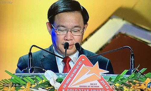 Phó thủ tướng Vương Đình Huệ chúc mừng các doanh nghiệp được trao giải Sao Vàng Đất Việt 2018.