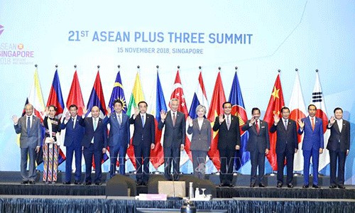 Lãnh đạo các quốc gia thành viên ASEAN và các đối tác Trung Quốc, Hàn Quốc, Nhật Bản chụp ảnh chung tại Hội nghị cấp cao ASEAN+3 tại Singapore ngày 15/11/2018. Ảnh: Thống Nhất