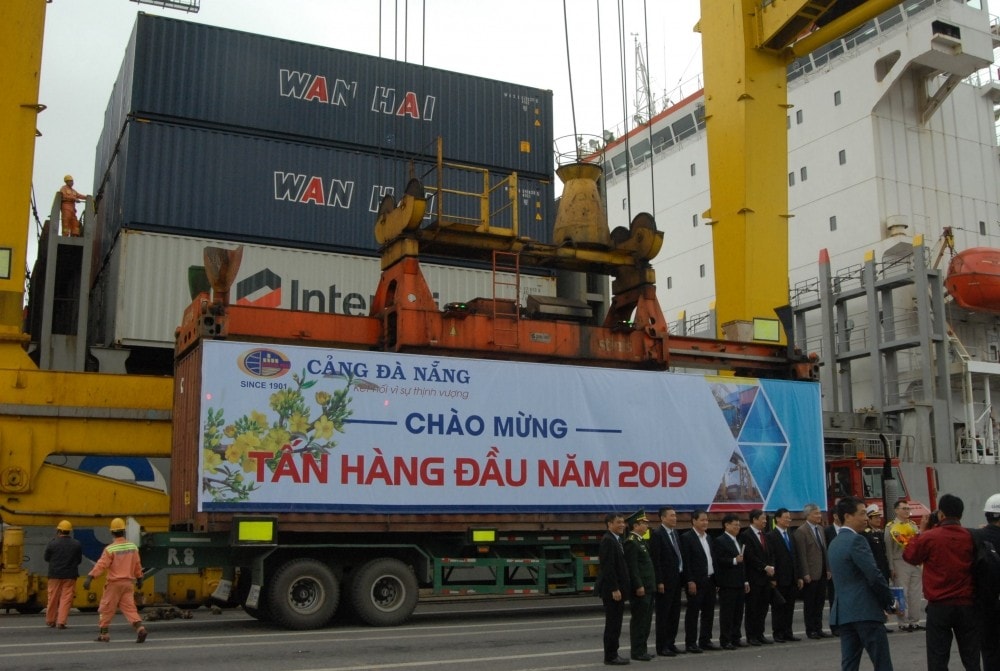 Đón tấn hàng đầu tiên năm 2019 tại cảng Tiên Sa (Cảng Đà Nẵng)