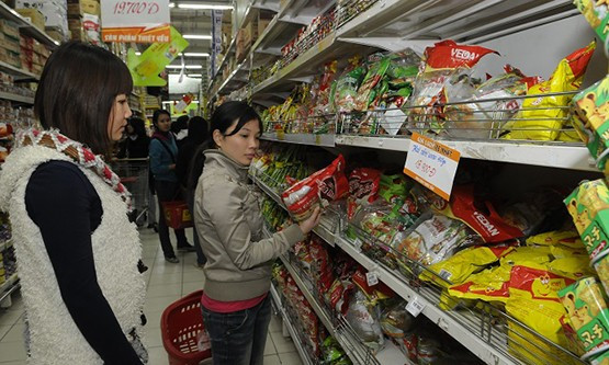 Người tiêu dùng chọn hàng tại siêu thị Big C. Ảnh: Hải Linh
