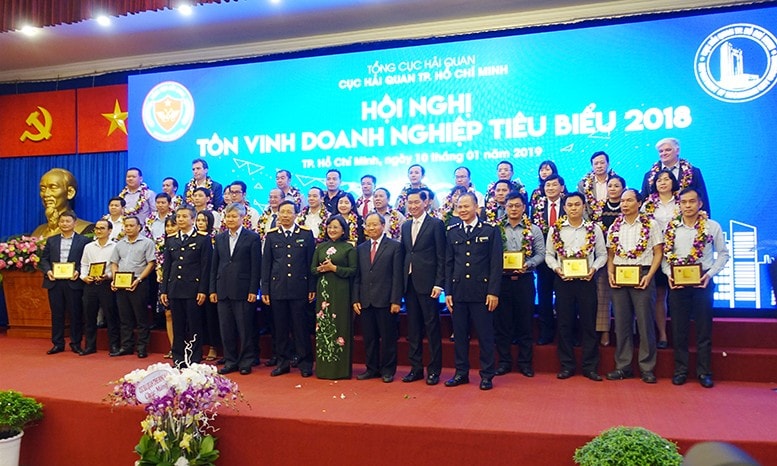 Lãnh đạo UBND TPHCM, Bộ Tài chính, Tổng cục Hải quan và Cục Hải quan TPHCM với các doanh nghiệp nộp thuế tốt tại Lễ tôn vinh doanh nghiệp