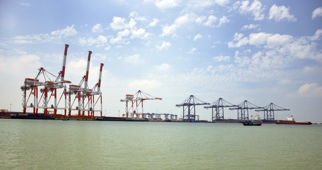 Một góc các bến cảng nước sâu ở Cái Mép - Thị Vải- nơi ngày càng có nhiều tàu container cỡ lớn vào làm hàng, chở hàng đi trực tiếp sang Châu Âu