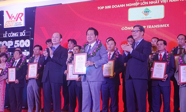 Tổng Giám đốc Công ty CP Transimex ông Lê Duy Hiệp đại diện nhận giấy chứng nhận doanh nghiệp tiêu biểu trong bảng xếp hạng VNR500 năm 2018