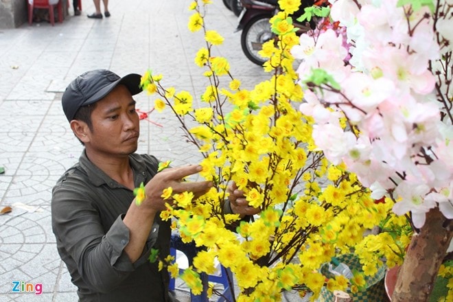 Theo chủ các cửa hàng, trước Tết 2 tuần là thời điểm bán chạy nhất, vì vậy các nhân công phải liên tục kết hoa từ sáng sớm đến tối khuya