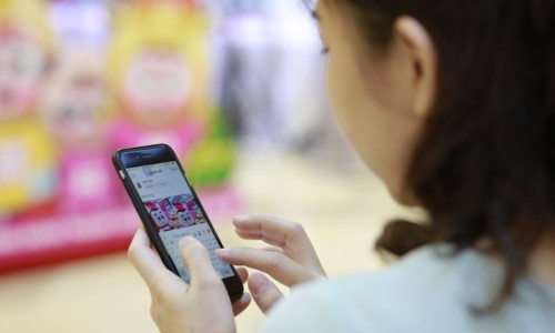 Người dùng sử dụng tính năng đặc biệt dịp Tết trên một ví điện tử