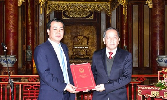 Chủ tịch UBND tỉnh Phan Ngọc Thọ (bên phải) trao Quyết định chủ trương đầu tư Dự án cho nhà đầu tư. Ảnh thuathienhue.gov.vn