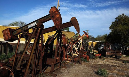 Nguồn cung dầu toàn cầu đang ở mức cao, chủ yếu do sản lượng khai thác dầu của Mỹ tăng 2 triệu thùng/ngày trong 2018 - Ảnh: Getty/CNBC