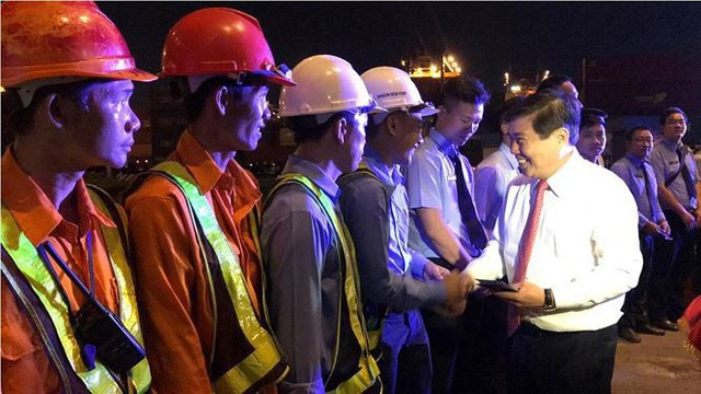 Chủ tịch UBND TPHCM Nguyễn Thành Phong lì xì năm mới cho công nhân cảng Cát Lái