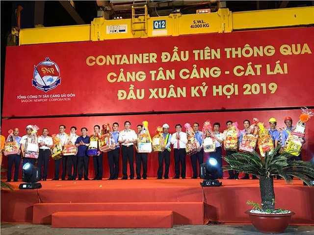Bộ trưởng GTVT, Chủ tịch UBND TPHCM tặng quà cho các đơn vị trực Tết tại cảng Cát Lái