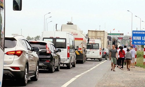 Trạm thu phí Ninh Lộc (thị xã Ninh Hòa, tỉnh Khánh Hòa) liên tục bị ùn tắc do nhiều đối tượng cản trở, gây rối