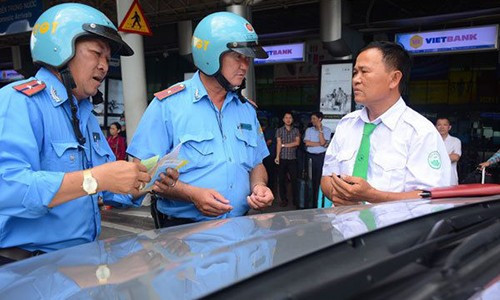 Thanh tra Sở GTVT TP HCM kiểm tra một trường hợp lái xe taxi tại sân bay Tân Sơn Nhất
