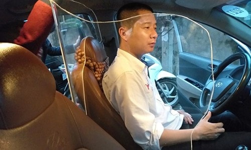 Lái xe taxi lắp vách ngăn bằng nhựa cứng để ngăn vị trí lái xe với hành khách