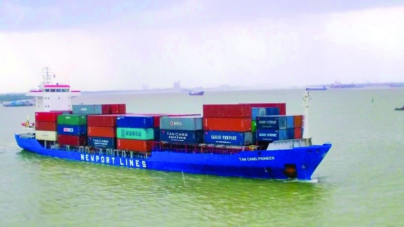 Tàu container vào làm hàng tại Tân cảng - Cái Cui