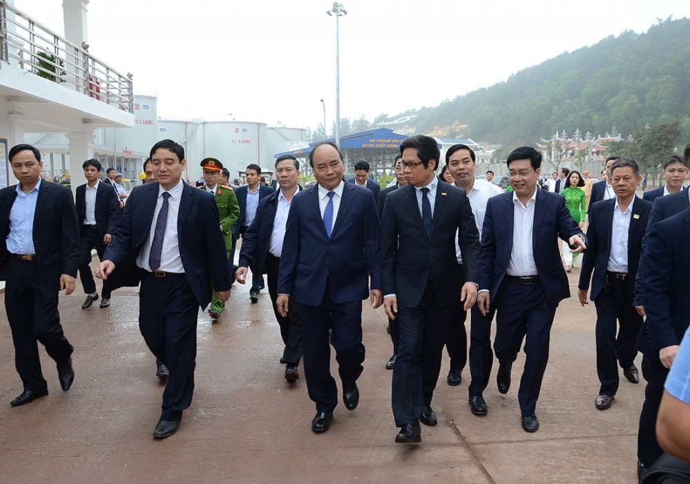 Thủ tướng Nguyễn Xuân Phúc cùng lãnh đạo các bộ ngành thăm quan cảng và khu vực kho xăng dầu DKC