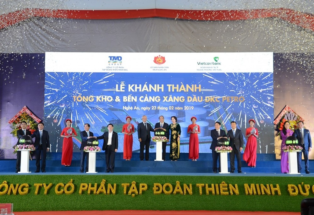 Thủ tướng Nguyễn Xuân Phúc cùng lãnh đạo Đảng, Nhà nước, Bộ GTVT thực hiện nghi thức nhấn nút đưa vào vận hành hệ thống cảng biển, kho xăng dầu DKC