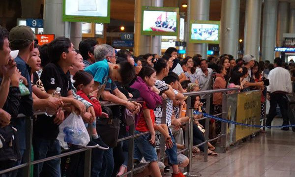 Rất đông người dân đến chờ đón người nhà tại ga quốc tế sân bay Tân Sơn Nhất dịp Tết 2019 