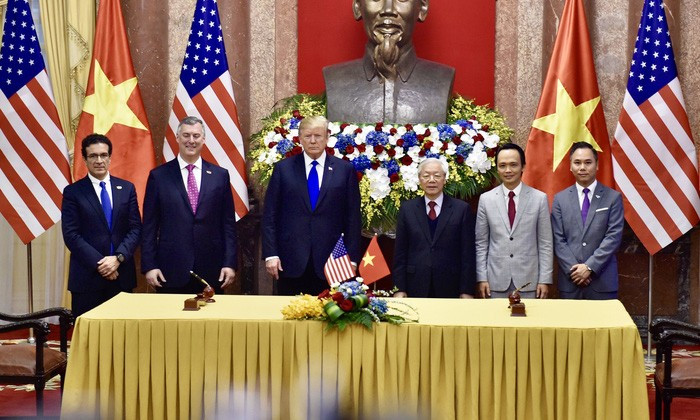 Lễ ký kết diễn ra tại Phủ Chủ tịch (Hà Nội) dưới sự chứng kiến Tổng bí thư - Chủ tịch nước Việt Nam Nguyễn Phú Trọng và Tổng thống Mỹ Donald Trump, bên lề Hội nghị Thượng đỉnh Mỹ - Triều lần hai