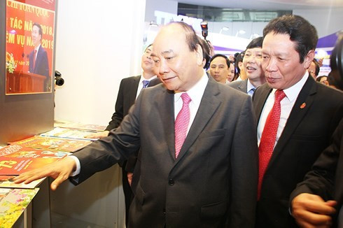 Thủ tướng Nguyễn Xuân Phúc và Thứ trưởng Bộ Thông tin và Truyền thông Hoàng Vĩnh Bảo cùng đi thăm gian chuyên đề 